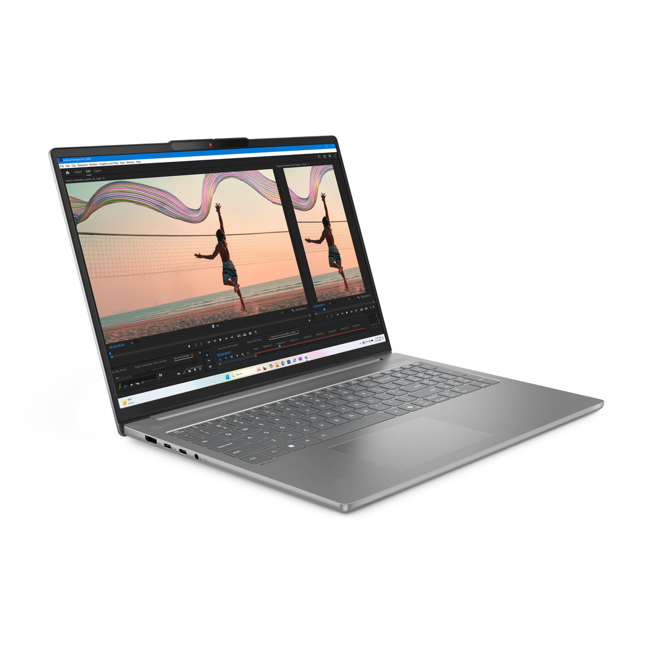 Ein silberner Laptop zeigt Adobe Premiere Pro Schnittsoftware mit Strandszene.
