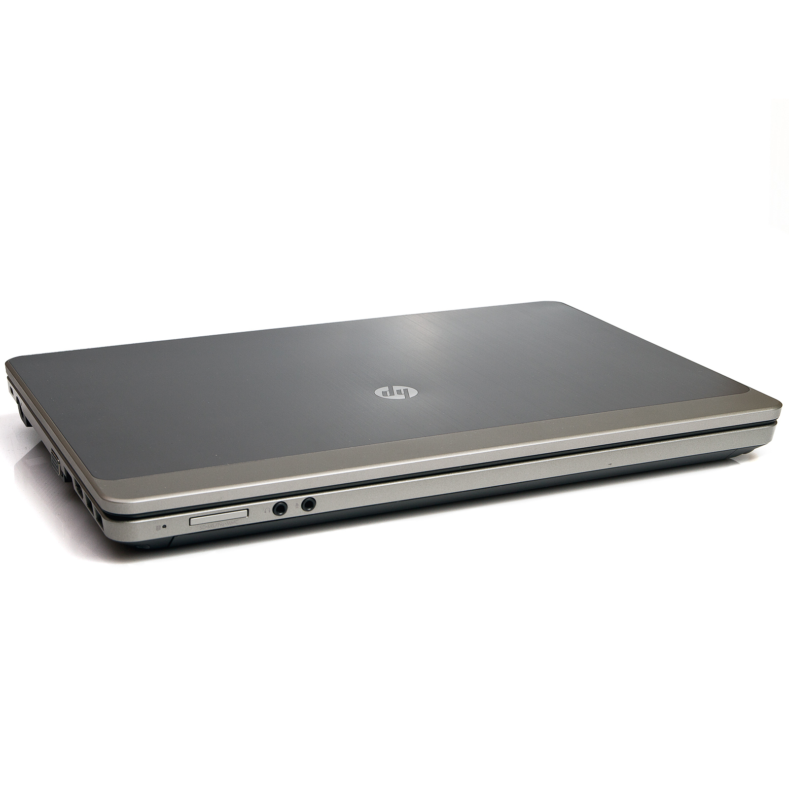 Geschlossener grauer HP Laptop mit silbernen Akzenten, auf weißem Hintergrund.