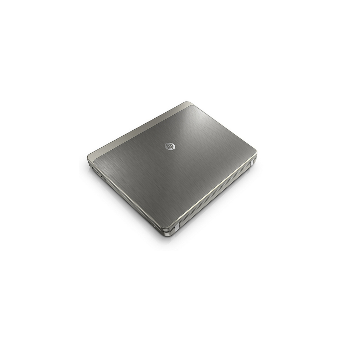 Ein geschlossener, silberner HP-Laptop mit gebürsteter Metalloberfläche steht auf weißem Grund.