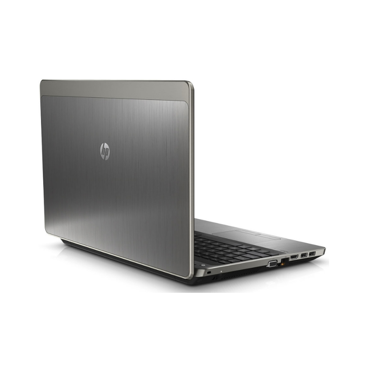 Ein geschlossener silberner HP Laptop mit gebürsteter Metalloberfläche und Tastatur.