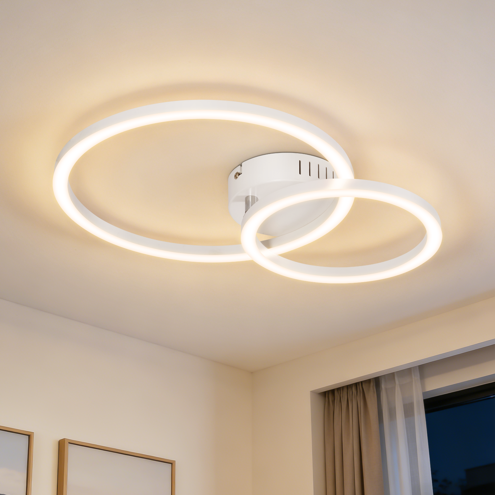 Una plafoniera bianca con due anelli intrecciati si illumina.