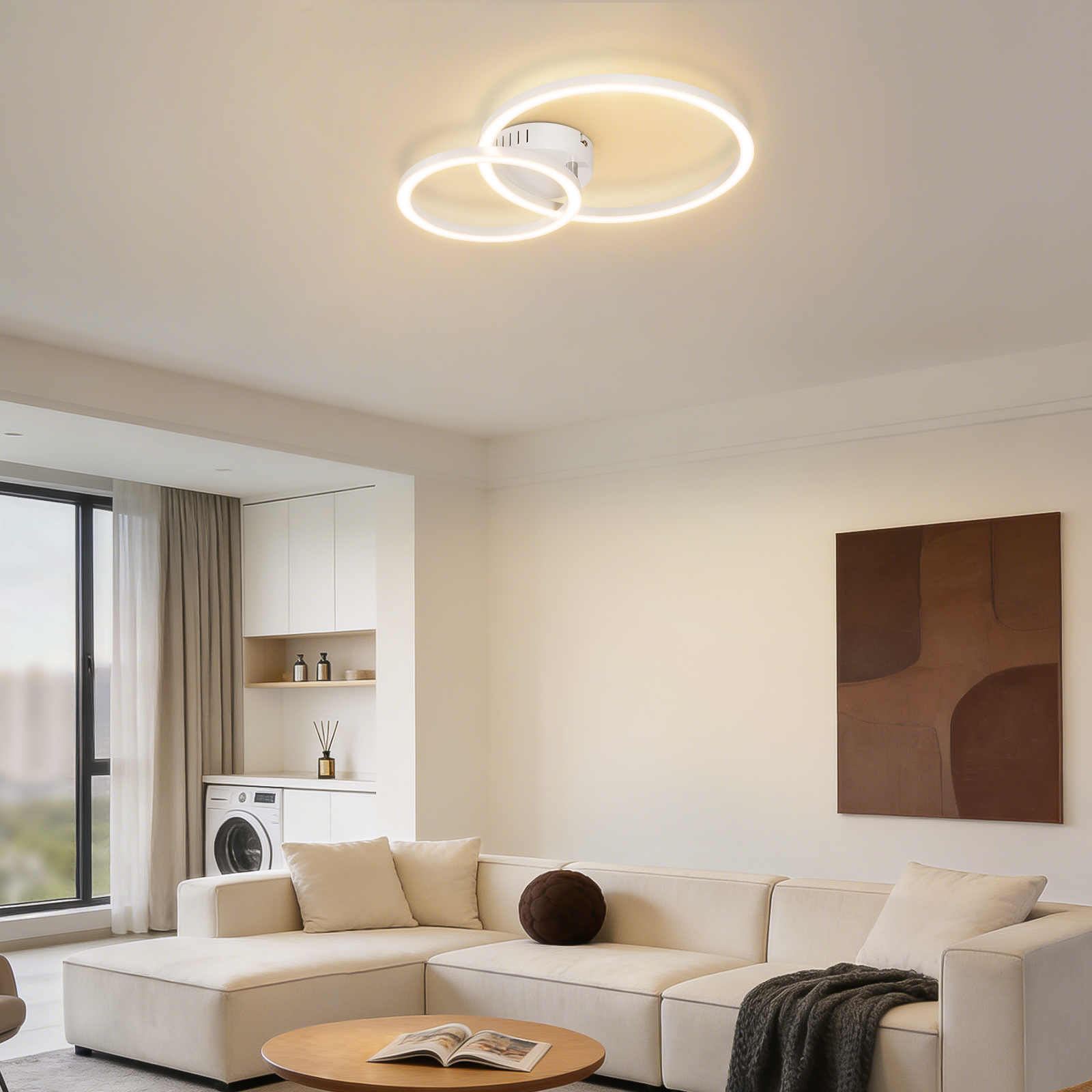 Soggiorno moderno con divano beige, tavolino, opera d'arte e plafoniera.