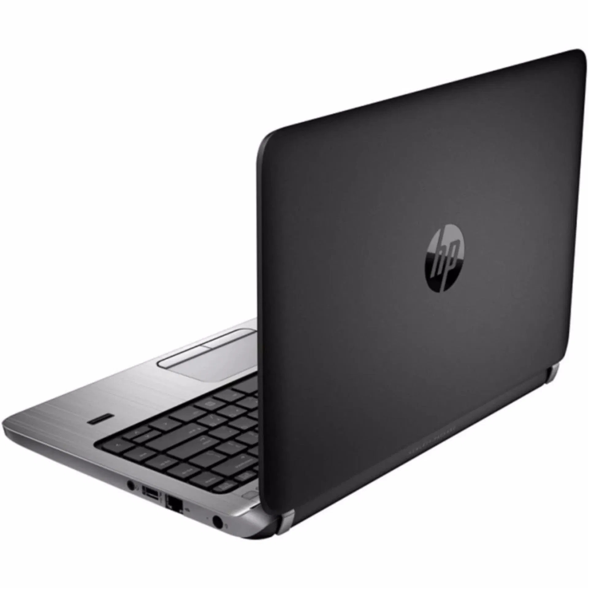 Ein schwarzer HP Laptop mit geöffnetem Bildschirm und Tastatur auf weißem Hintergrund.