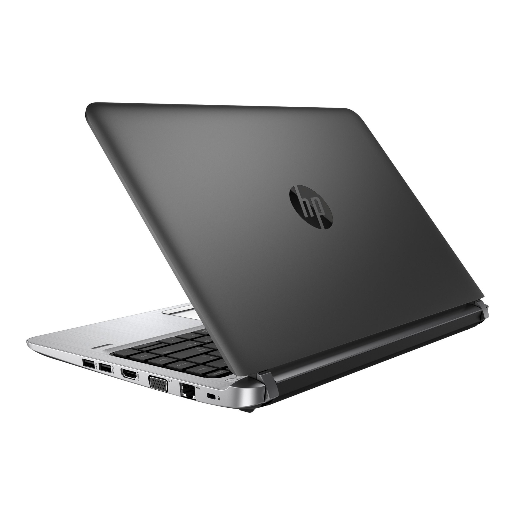 Ein geschlossener schwarzer HP Laptop auf weißem Hintergrund, mit Fokus auf das Logo.