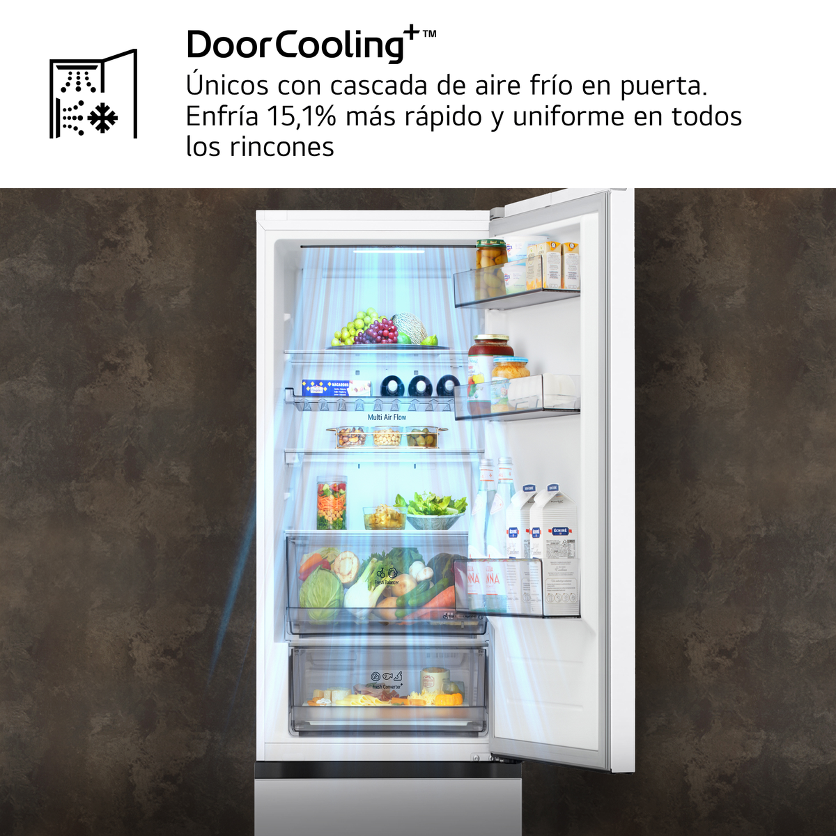 Un refrigerador abierto con frutas, verduras, bebidas y alimentos en múltiples estantes.