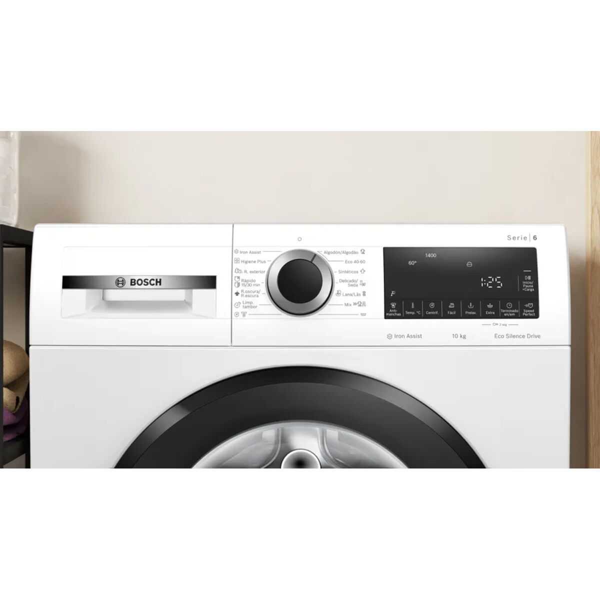 Primer plano de una lavadora Bosch blanca con dial negro y pantalla digital.
