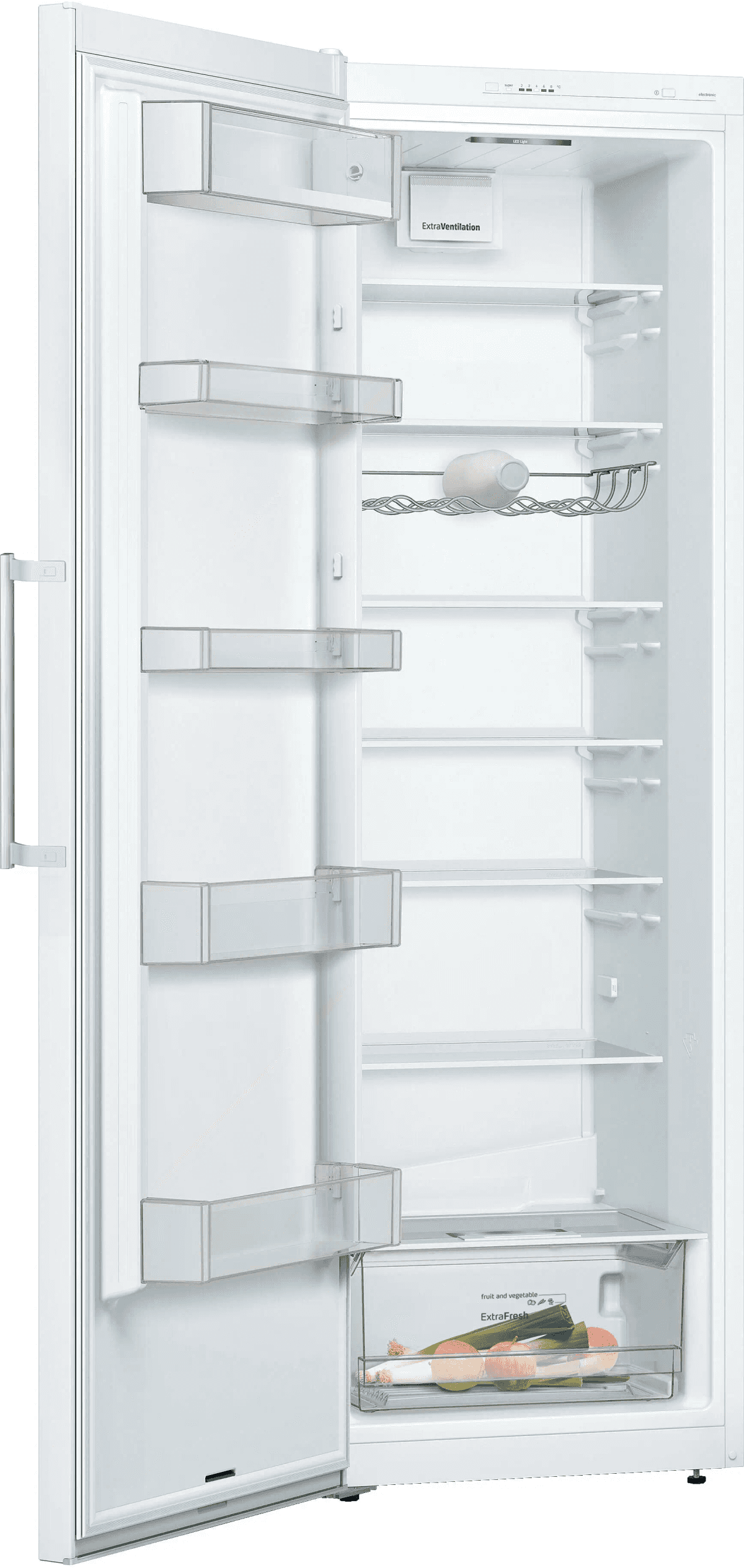 Un refrigerador blanco abierto con mltiples estantes y un cajn para verduras.