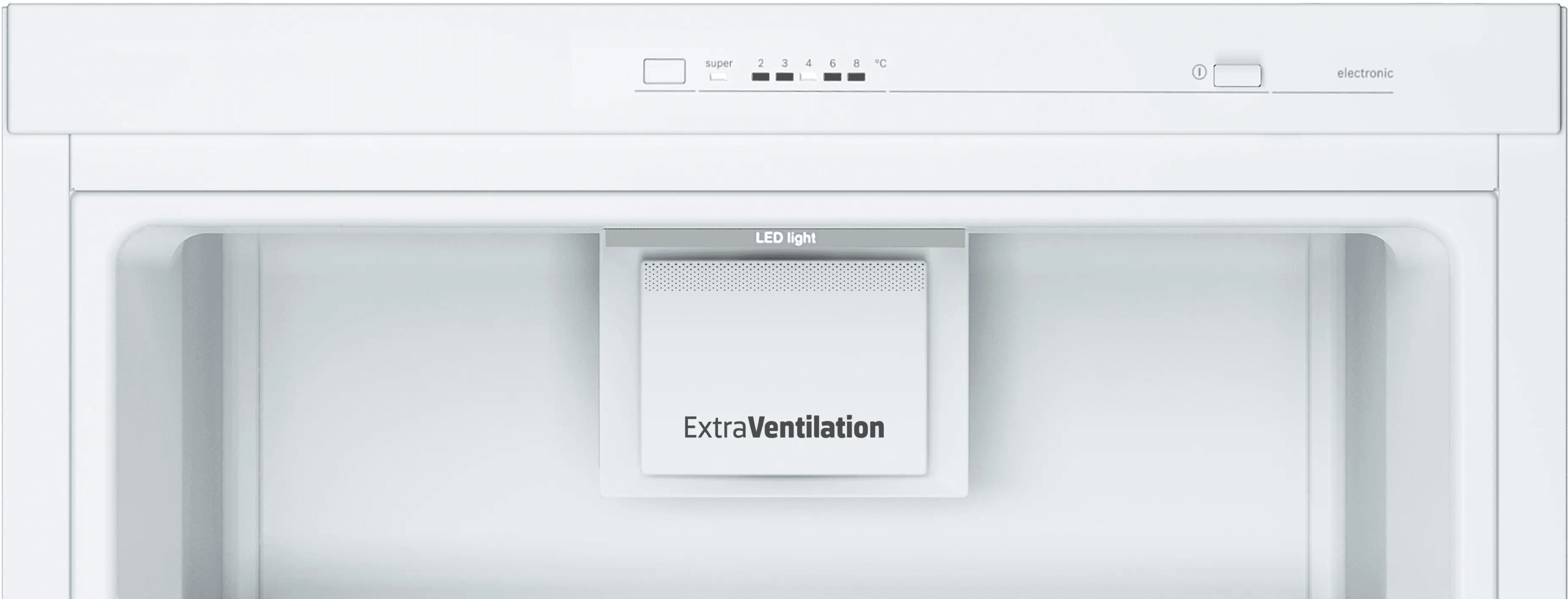 Un compartimento blanco de refrigerador con luz LED y ExtraVentilation.