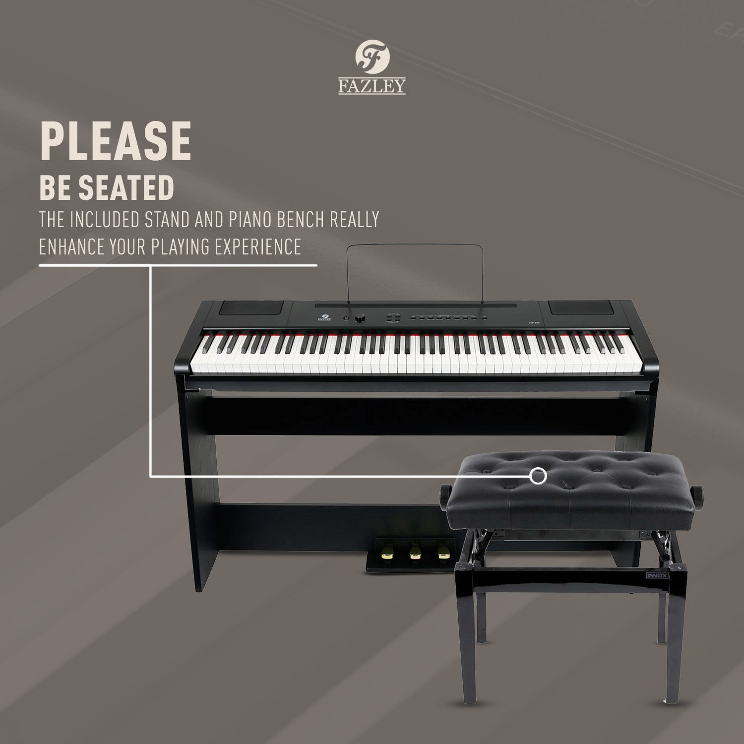 Een zwarte digitale piano met lessenaar en bank op bruine achtergrond.