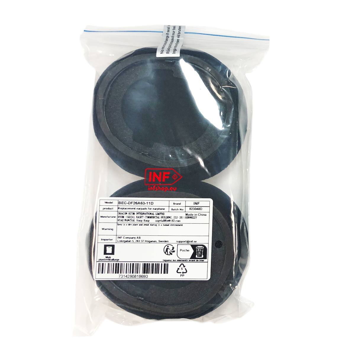 Dwie czarne poduszki na słuchawki w plastikowej torbie z etykietą.