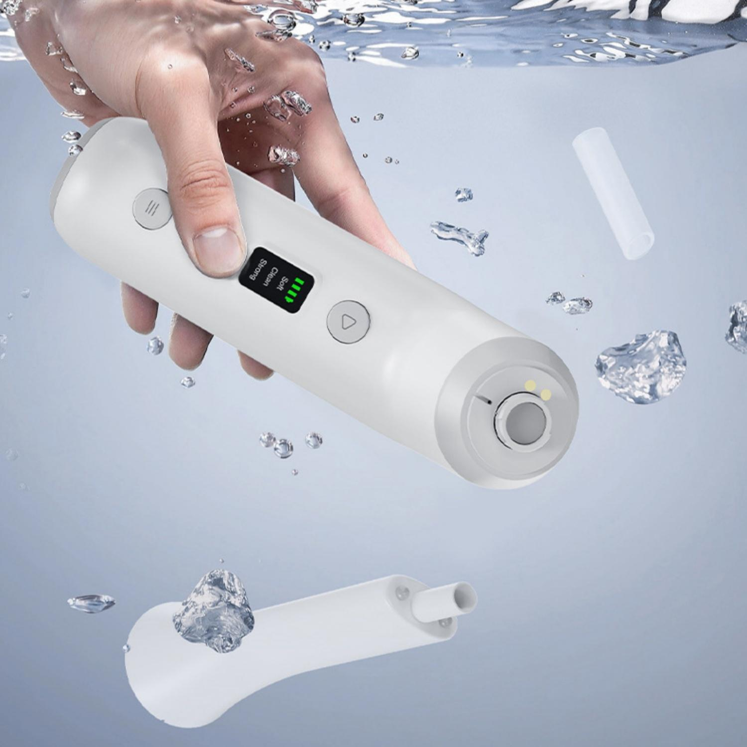 Eine Hand hält ein weißes Gerät unter Wasser. Ein anderer Teil treibt in der Nähe.
