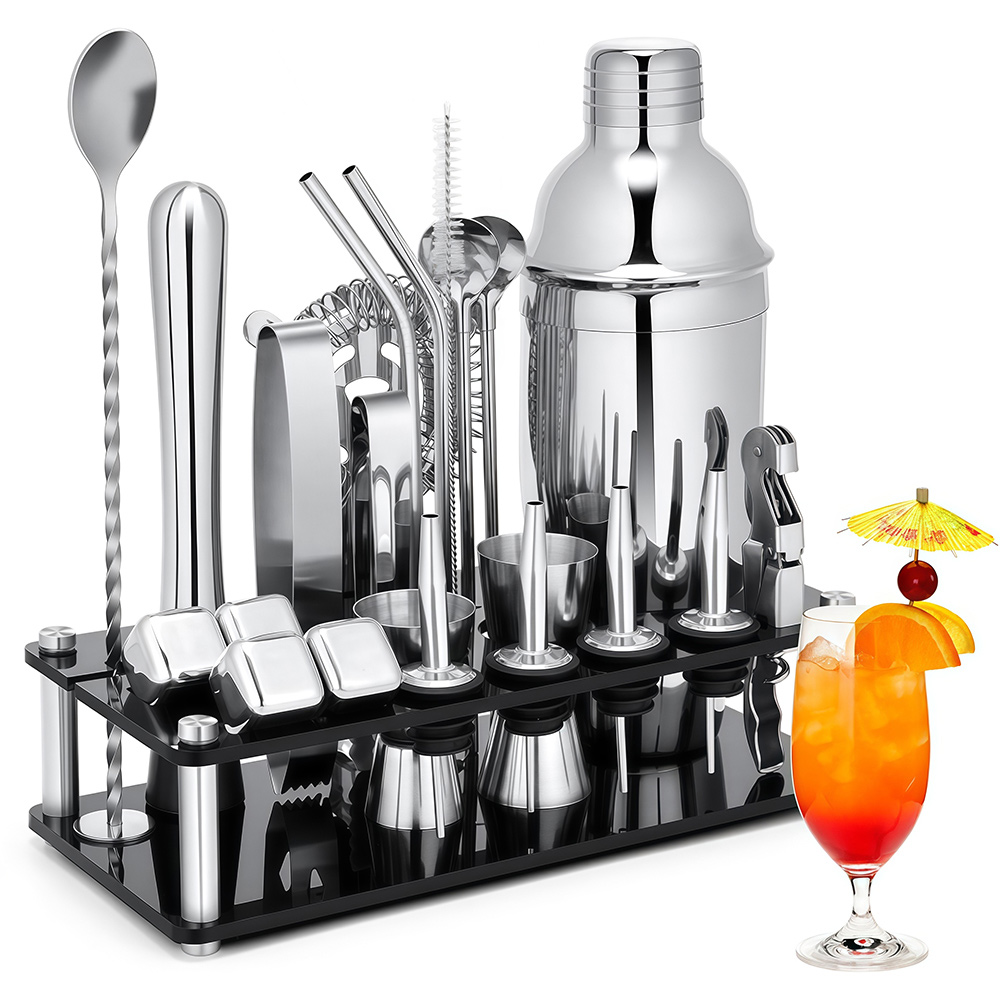 Ein poliertes Cocktail-Set mit Shaker, Eiswürfeln und Glas auf schwarzem Ständer.