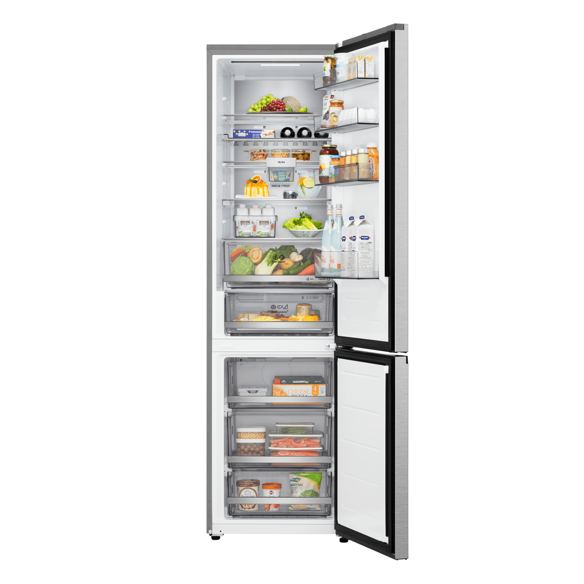 Un refrigerador abierto lleno de alimentos como frutas, verduras, queso, bebidas y huevos.