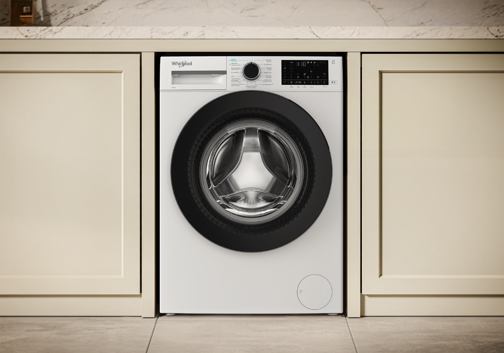 Una lavatrice Whirlpool bianca con porta nera è situata tra ante di mobili color crema.