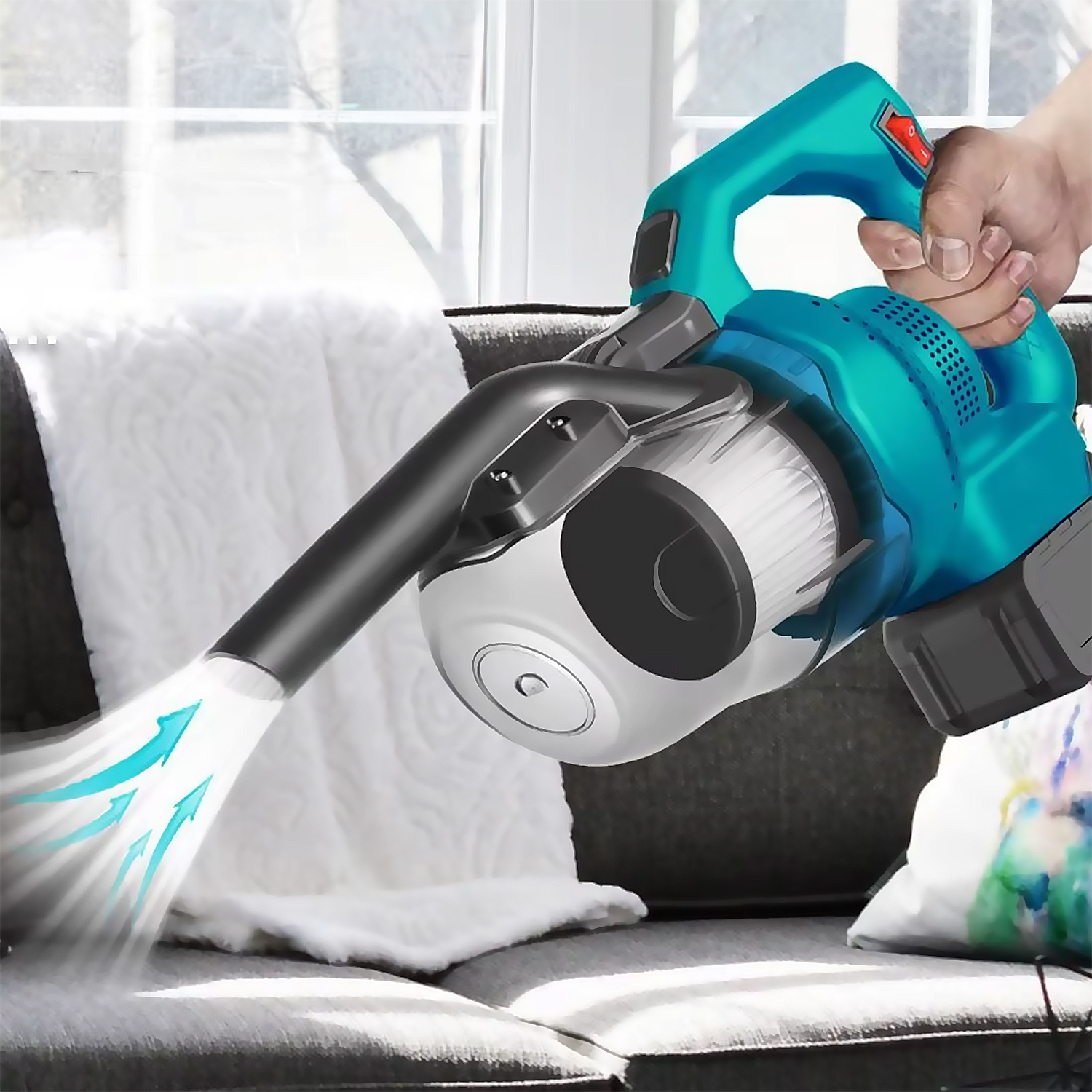 Hand hält teal Staubsauger, reinigt Sofa mit weißer Decke.