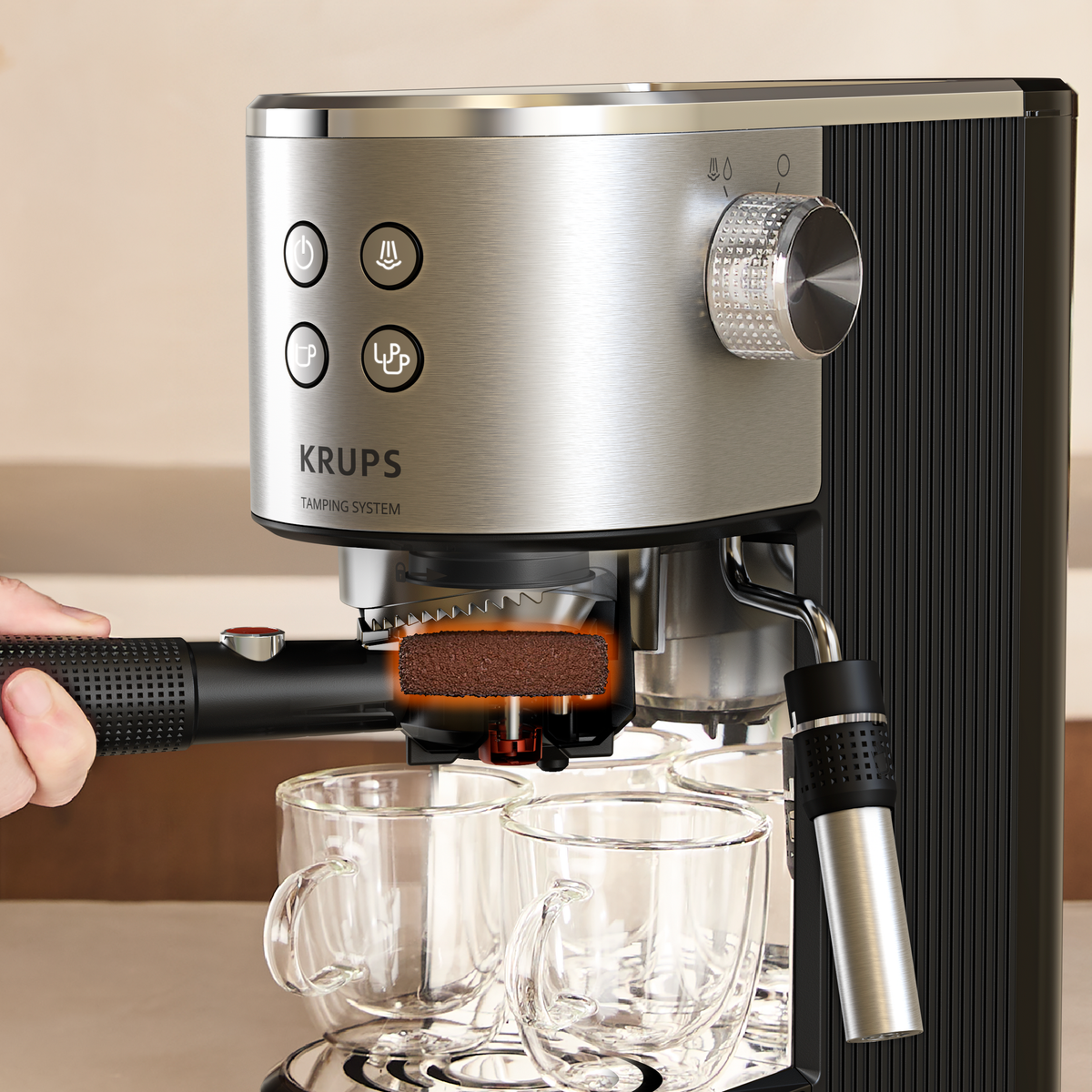 Macchina espresso Krups con sistema di pressatura, caffè macinato e bicchieri.