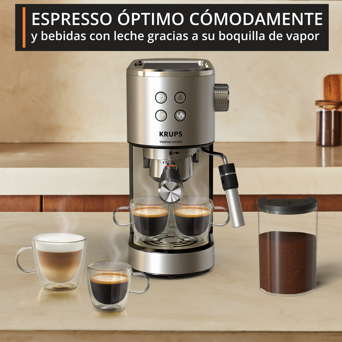 Una macchina per espresso Krups argentata con due tazze di espresso e un latte.