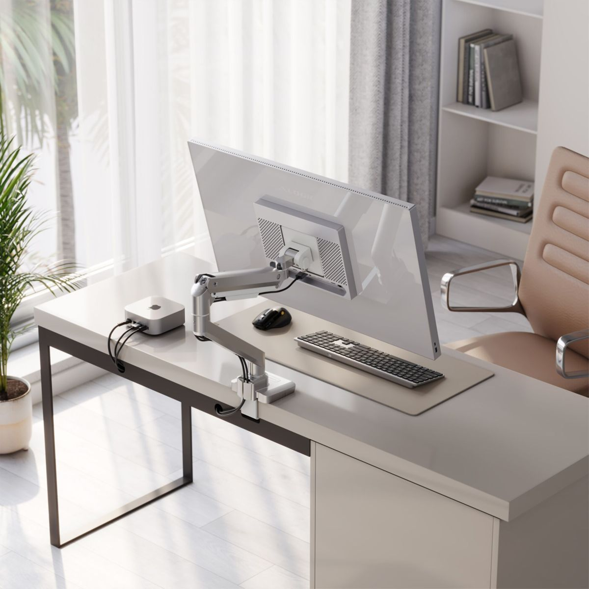 Moderne Schreibtisch-Einrichtung mit Monitor am Arm, Tastatur, Maus und Kleincomputer.