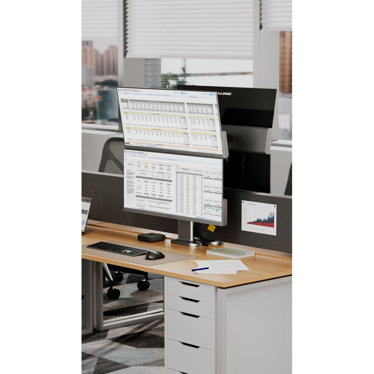 Moderner Büroschreibtisch mit zwei Monitoren, die Tabellen und ein Diagramm zeigen.