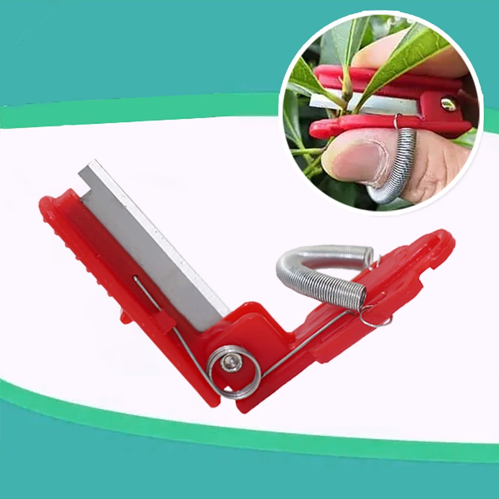 Rotes Gartengerät mit Metallklinge zum Beschneiden von Pflanzen. Nahaufnahme.