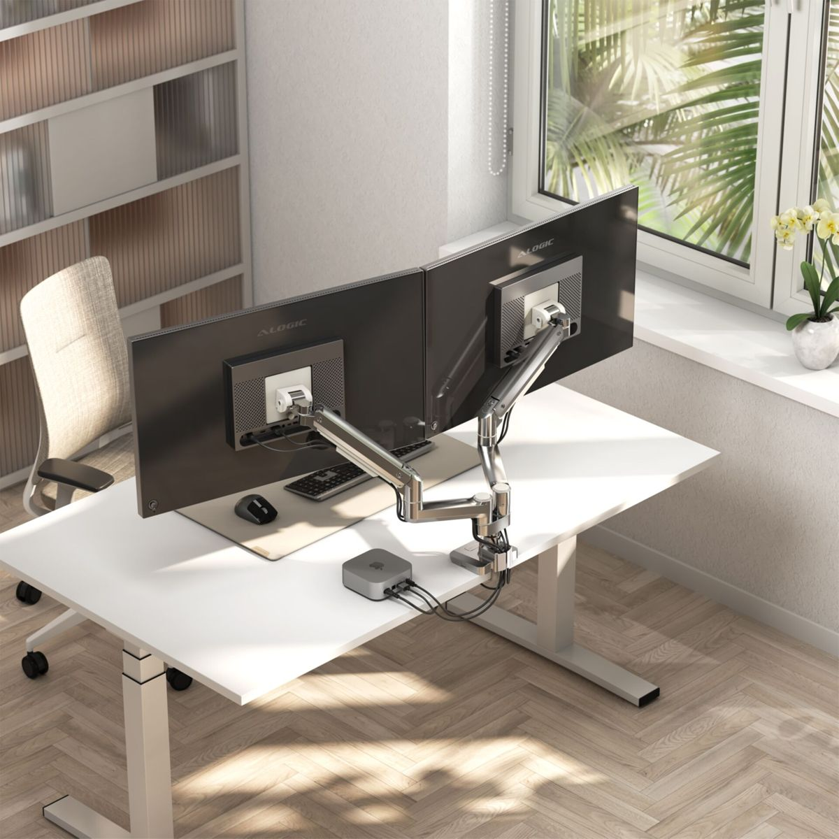 Ein Schreibtisch mit zwei Monitoren, Tastatur, Maus und Mini-Computer.