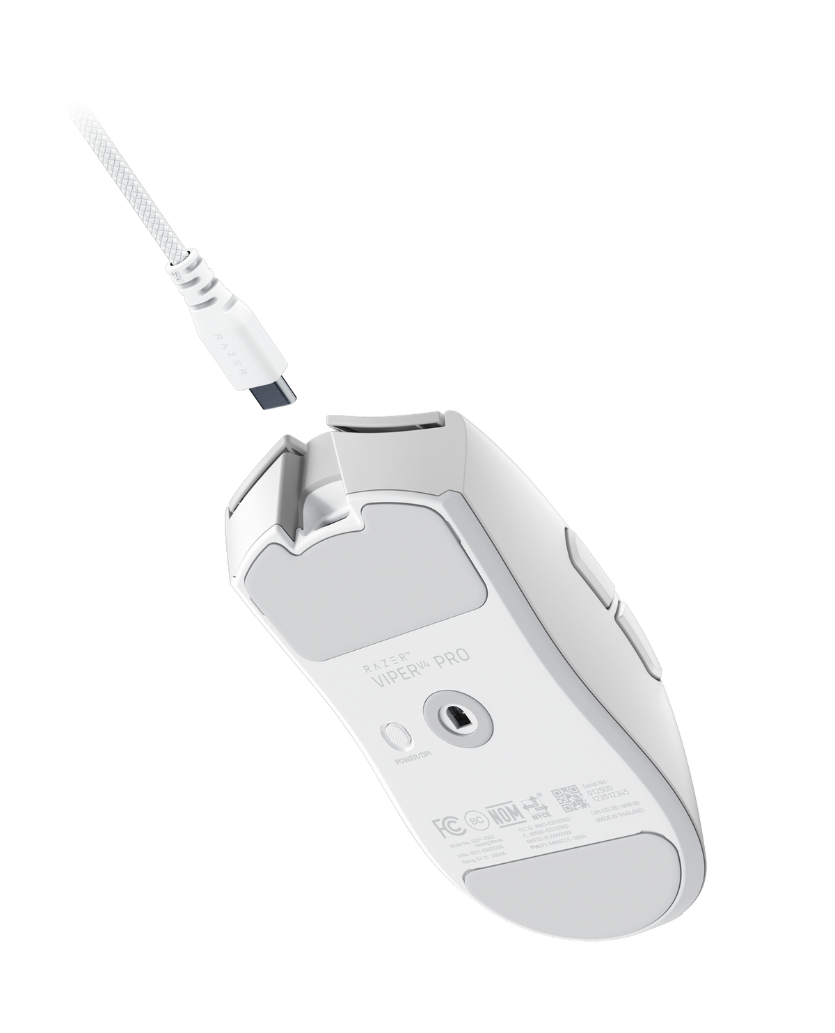 Weiße Razer Viper V2 Pro Gaming-Maus mit weißem USB-C-Kabel, das angeschlossen wird.