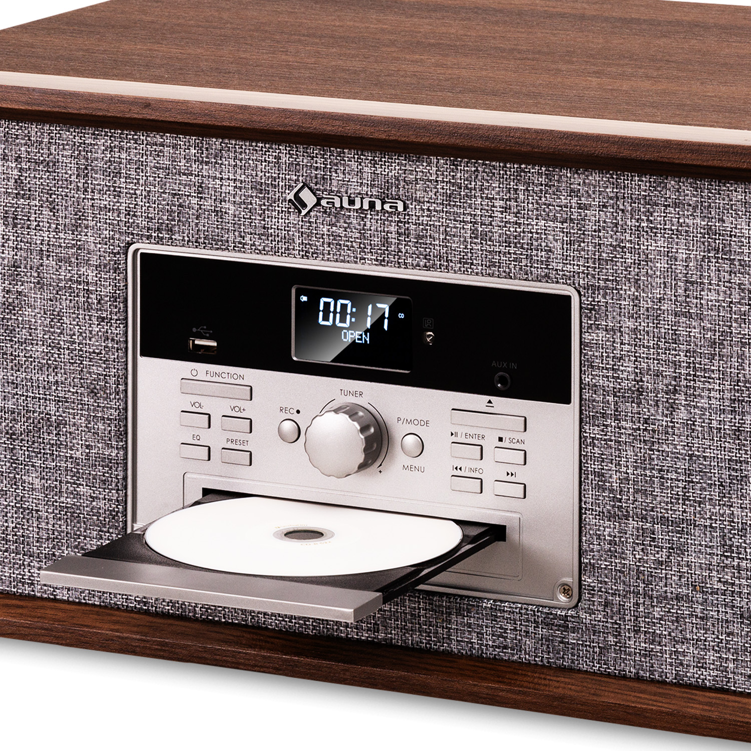 Ein CD-Player mit offenem Fach und einer eingelegten CD, vor grauem Stoff und Holz.