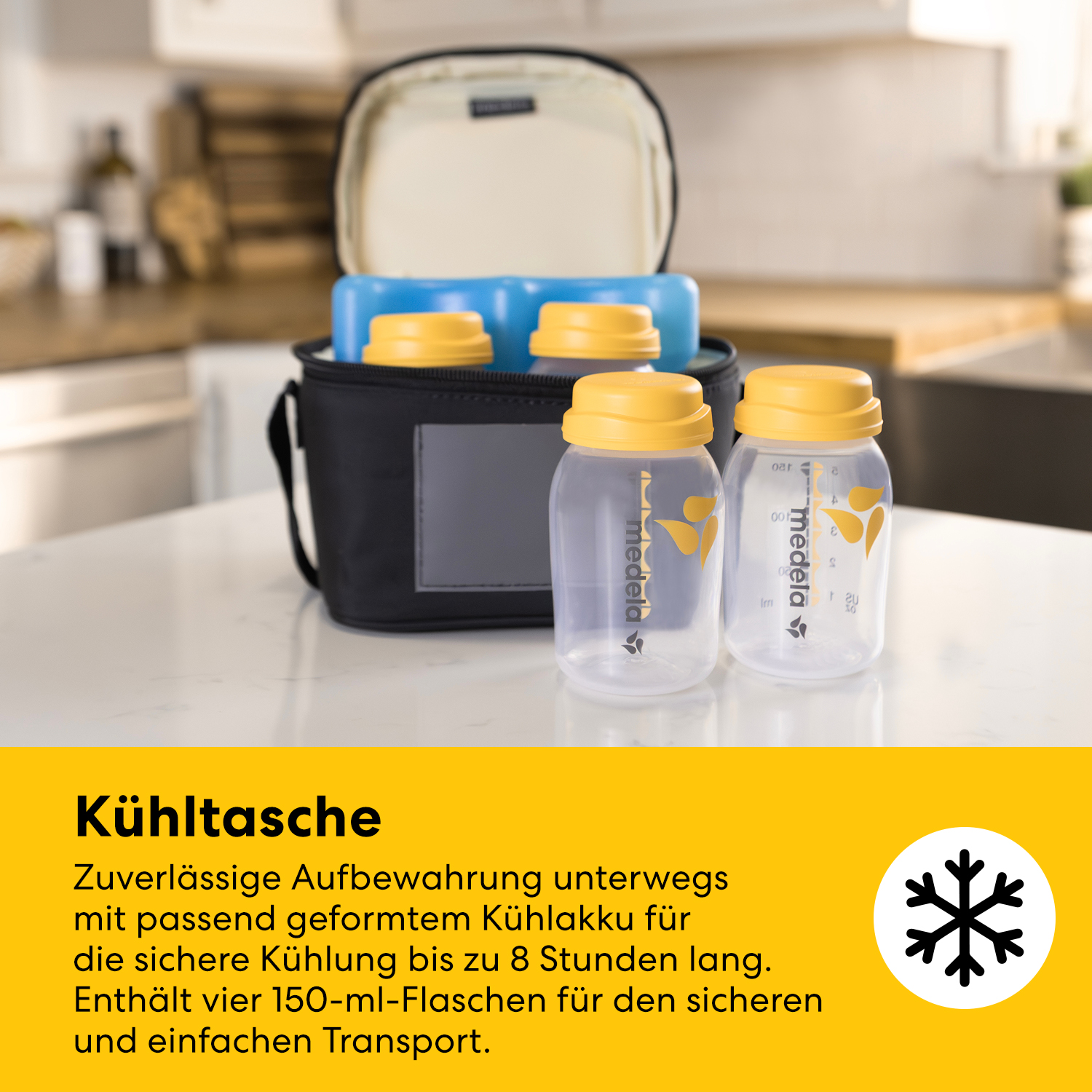 Schwarze Kühltasche mit Medela-Flaschen und Kühlakkus auf einem Tisch.