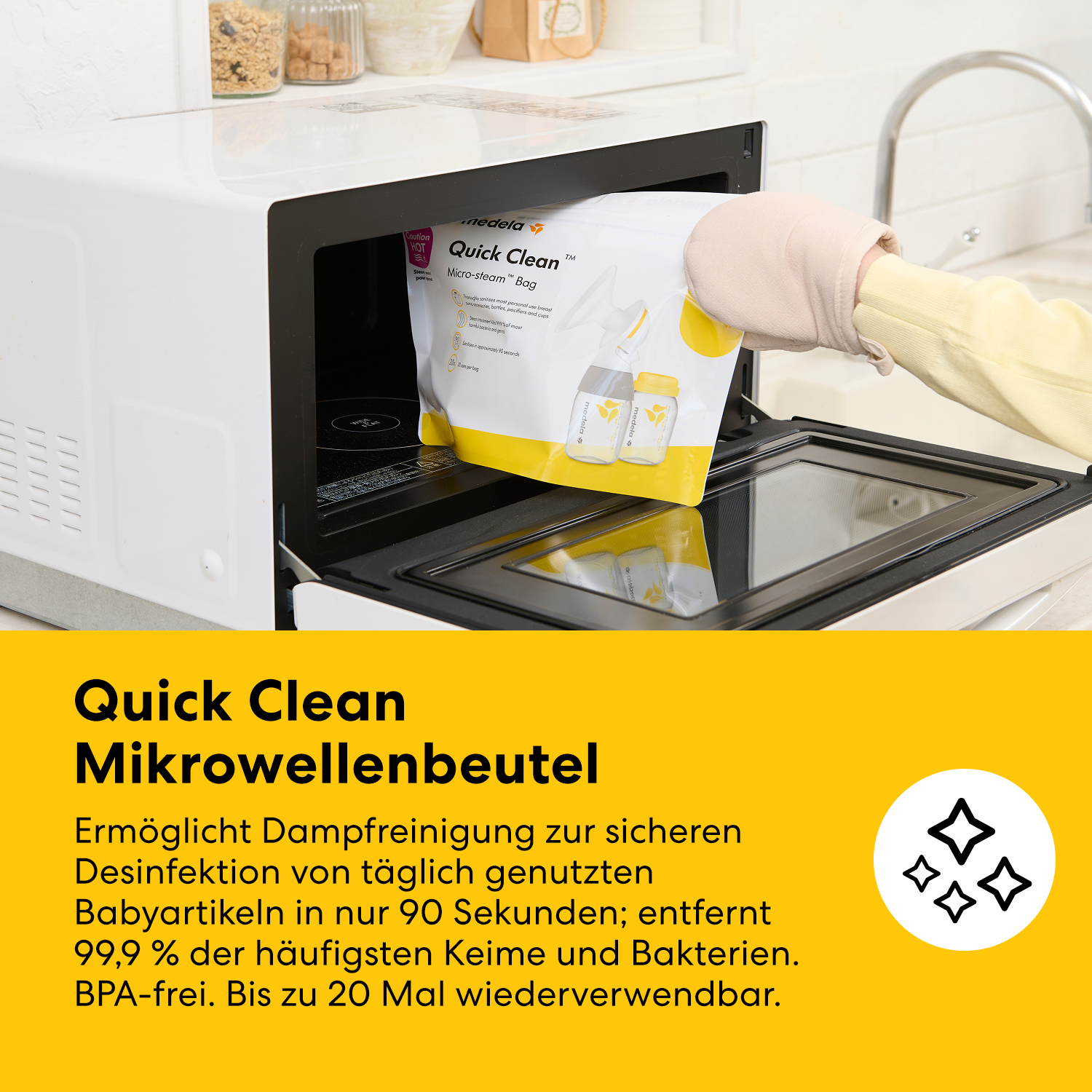 Eine Hand mit Schutzhandschuh legt eine Medela Quick Clean Mikrowellenbeutel in eine Mikrowelle.