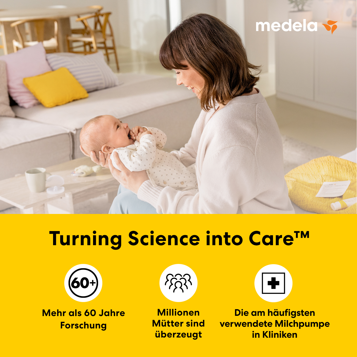 Eine Mutter lächelt und hält ihr Baby. Medela-Logo und Text darunter.