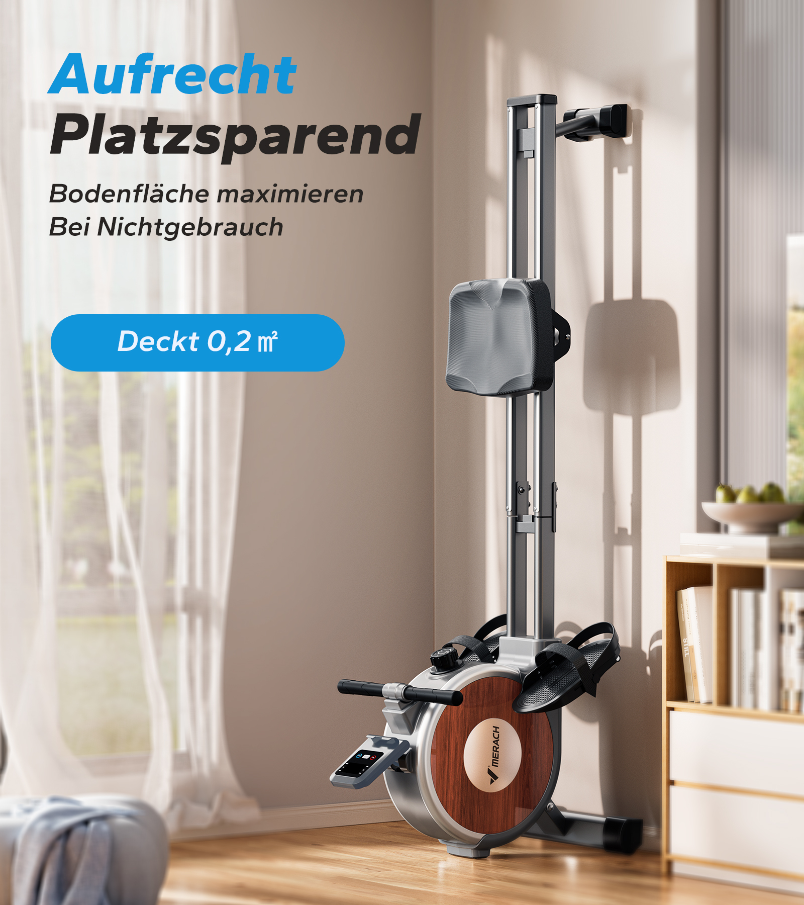 Ein aufrechter Rudergerät in Holzoptik steht neben einem Bücherregal und einem Fenster.
