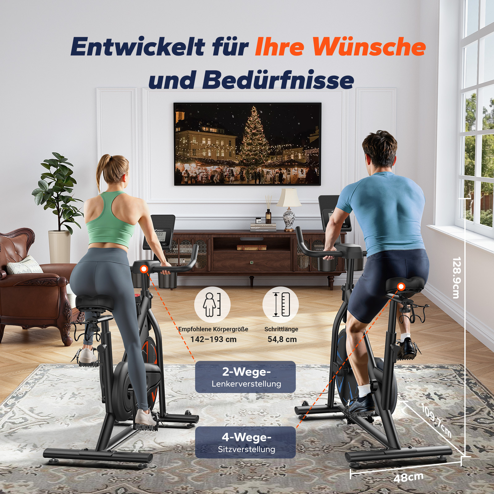 Mann und Frau auf Heimtrainern vor einem Kamin mit Weihnachtsdeko.