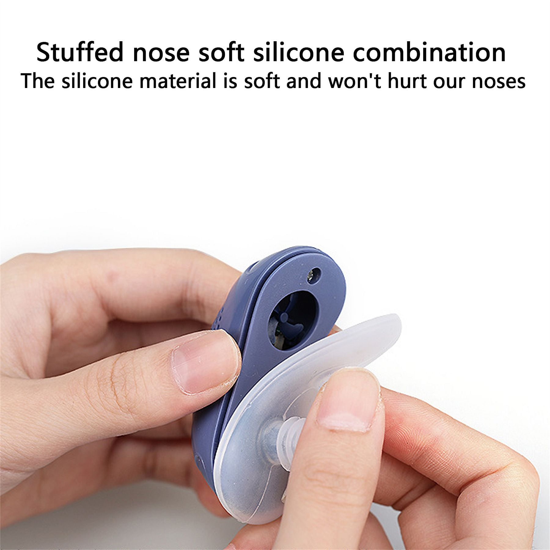 Hände halten ein blaues Gerät mit Silikonaufsatz.