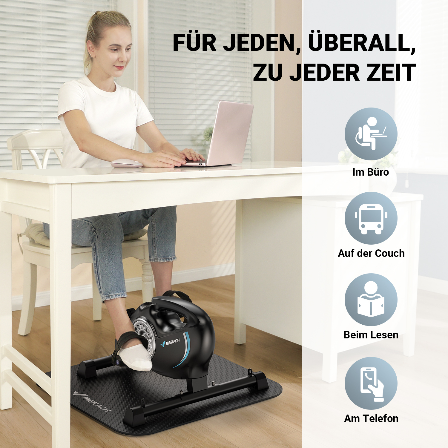 Eine Frau trainiert mit einem Mini-Stepper am Schreibtisch, während sie auf einem Laptop tippt.