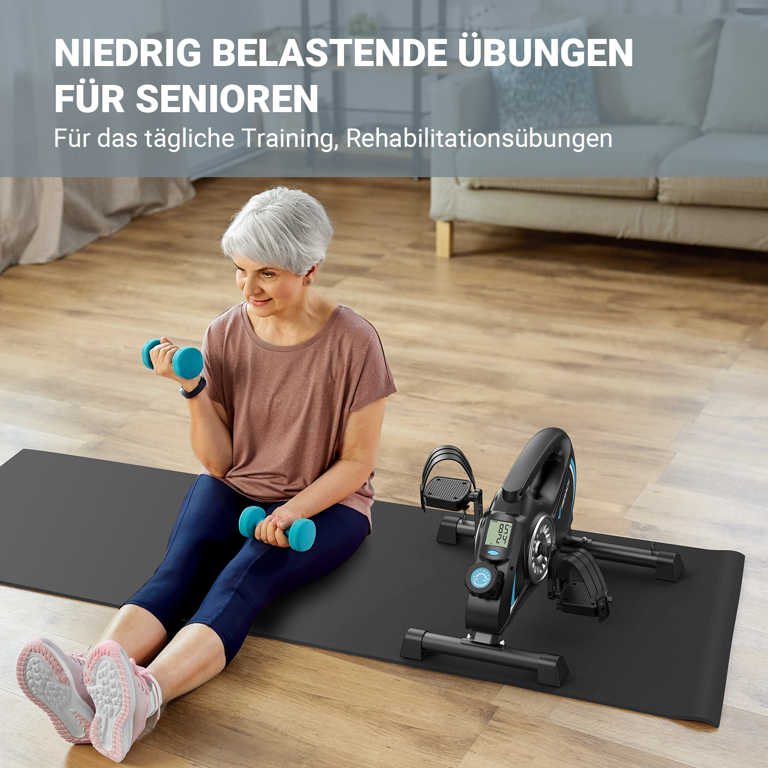 Ältere Frau sitzt auf Matte, hebt Hanteln. Mini-Fahrrad daneben.