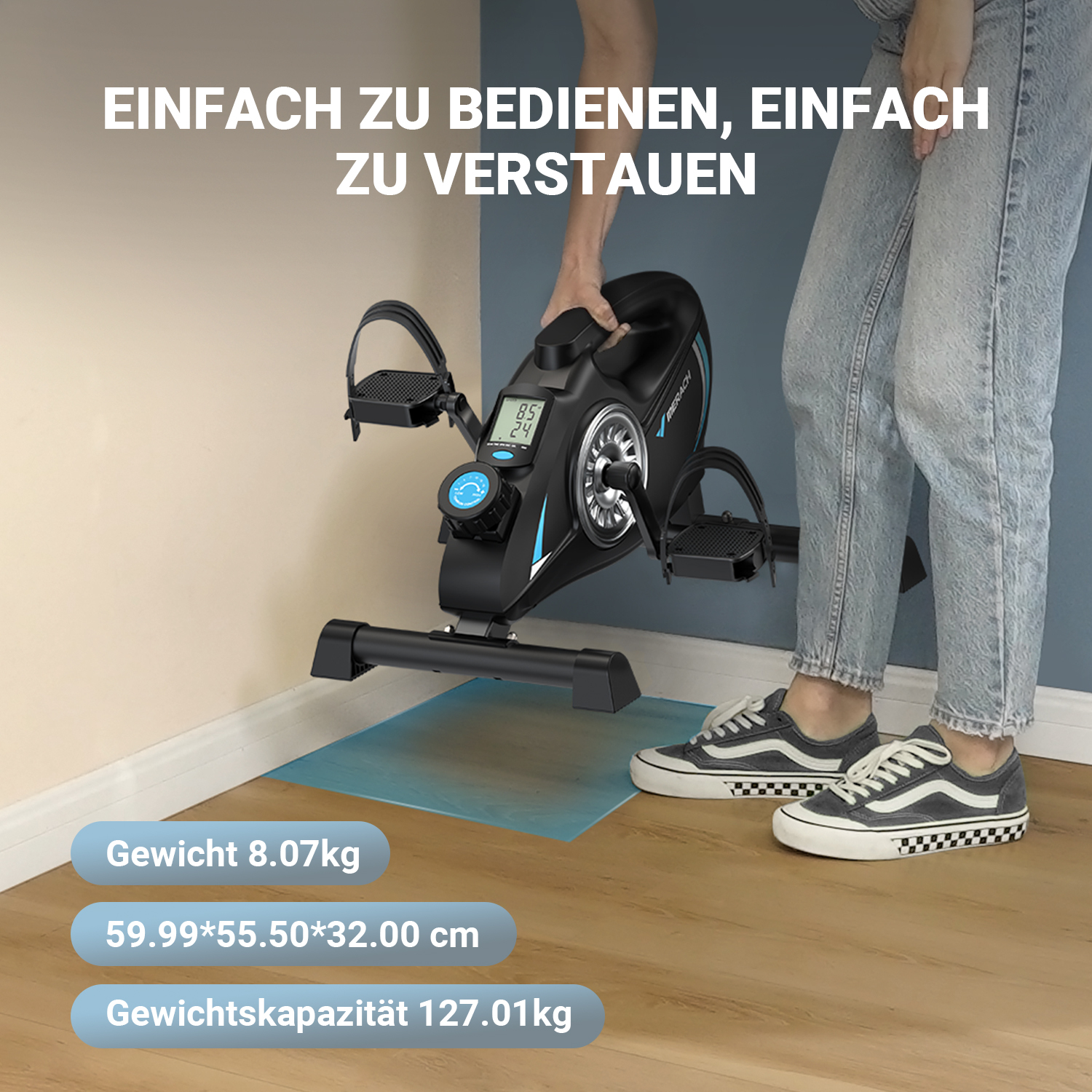 Ein Mann benutzt ein kompaktes Heimtrainer-Gerät mit digitaler Anzeige.