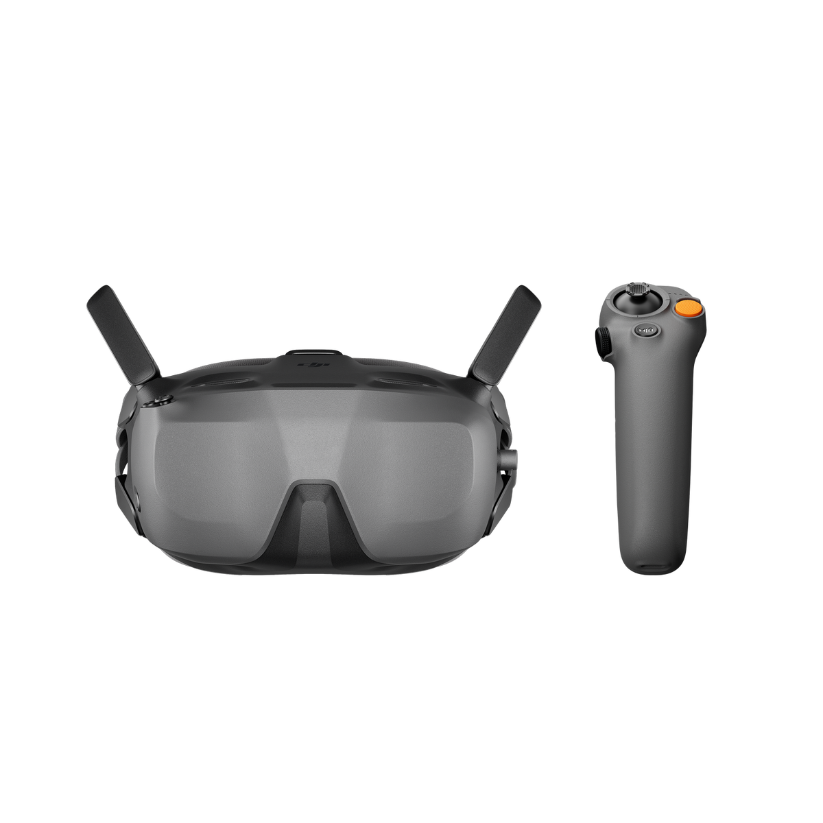 Occhiali DJI FPV grigi e un controller con pulsante arancione su sfondo nero.