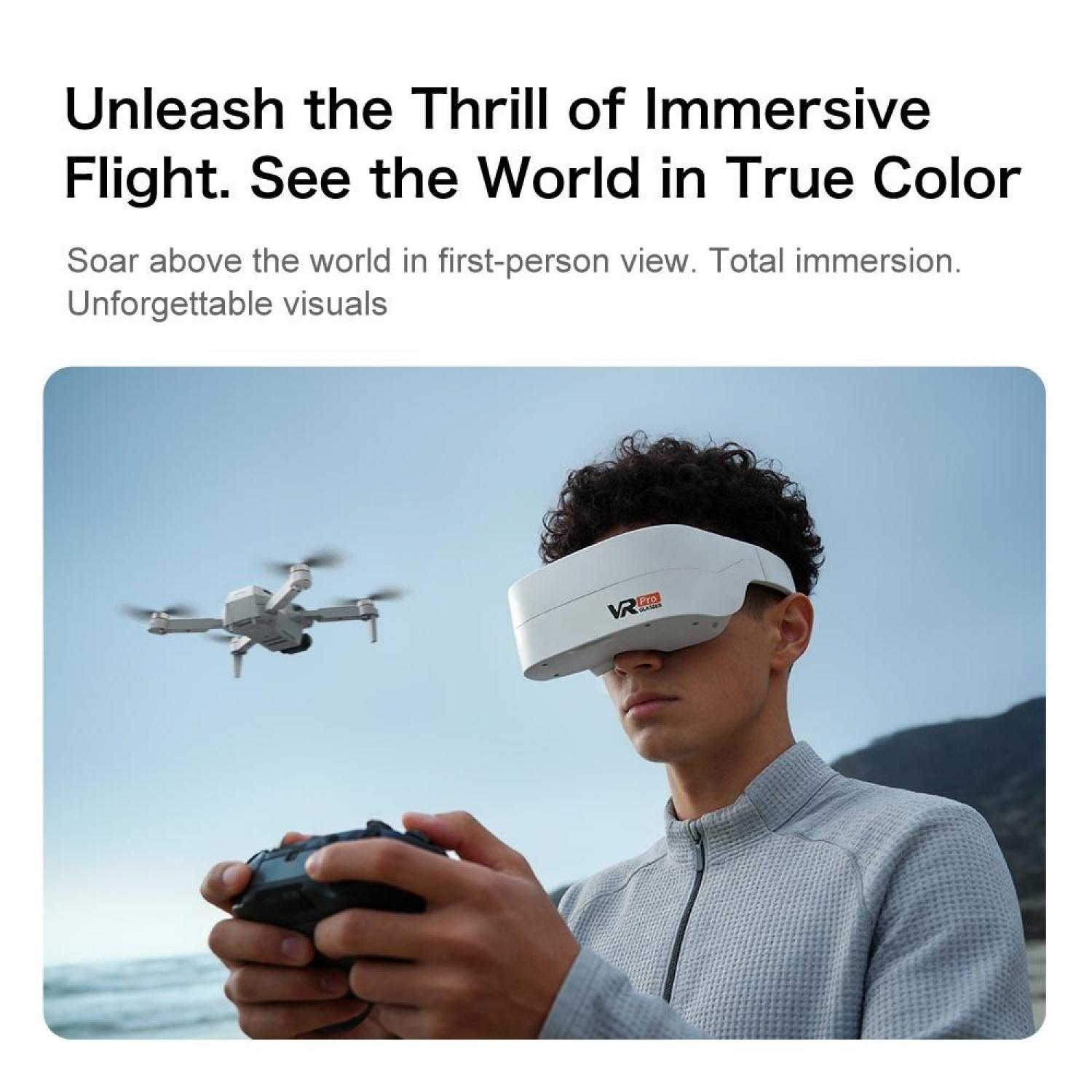 Mann in VR-Brille steuert Drohne mit Controller, fliegt im Freien.