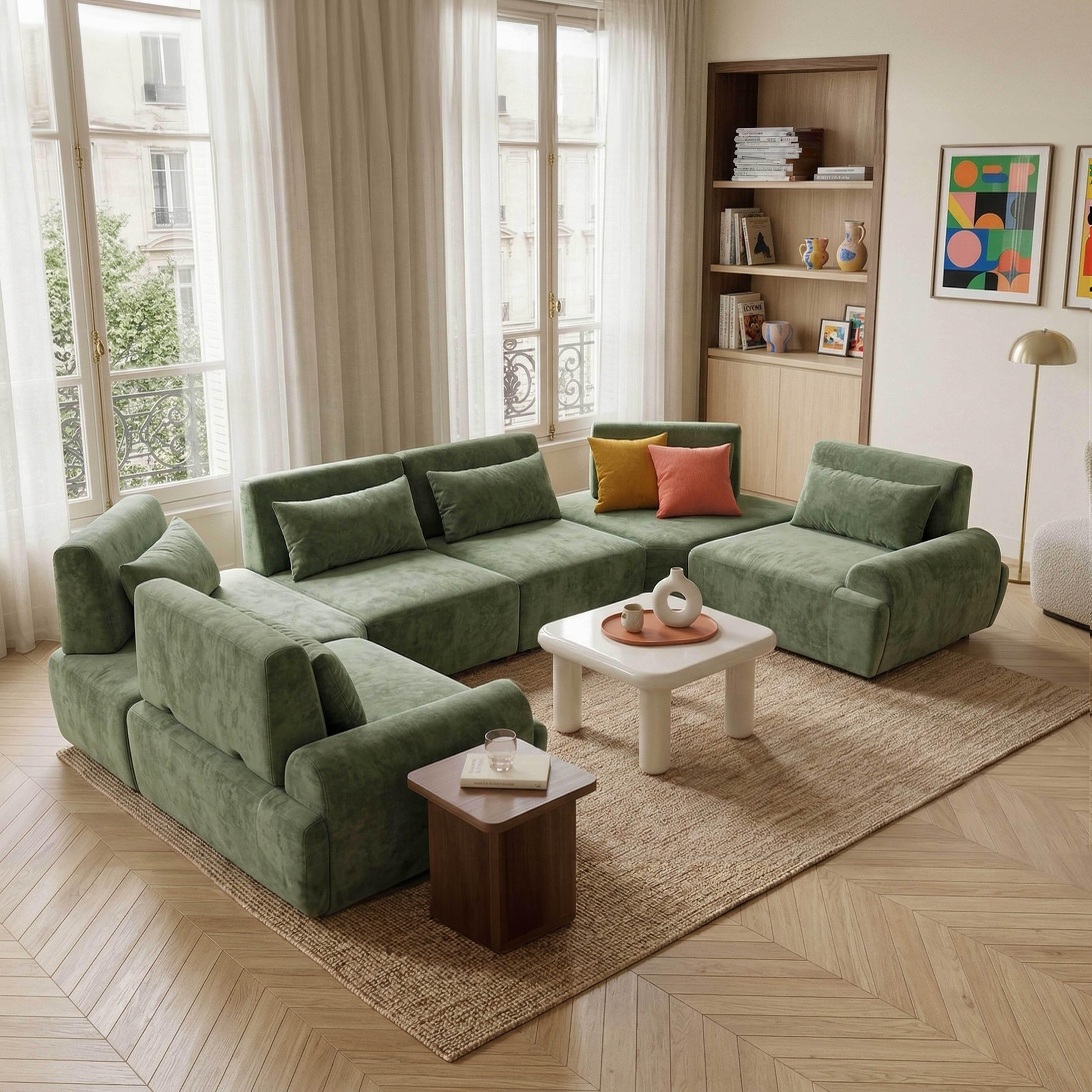 Grünes Ecksofa mit Kissen, weißem Couchtisch und Holzboden.