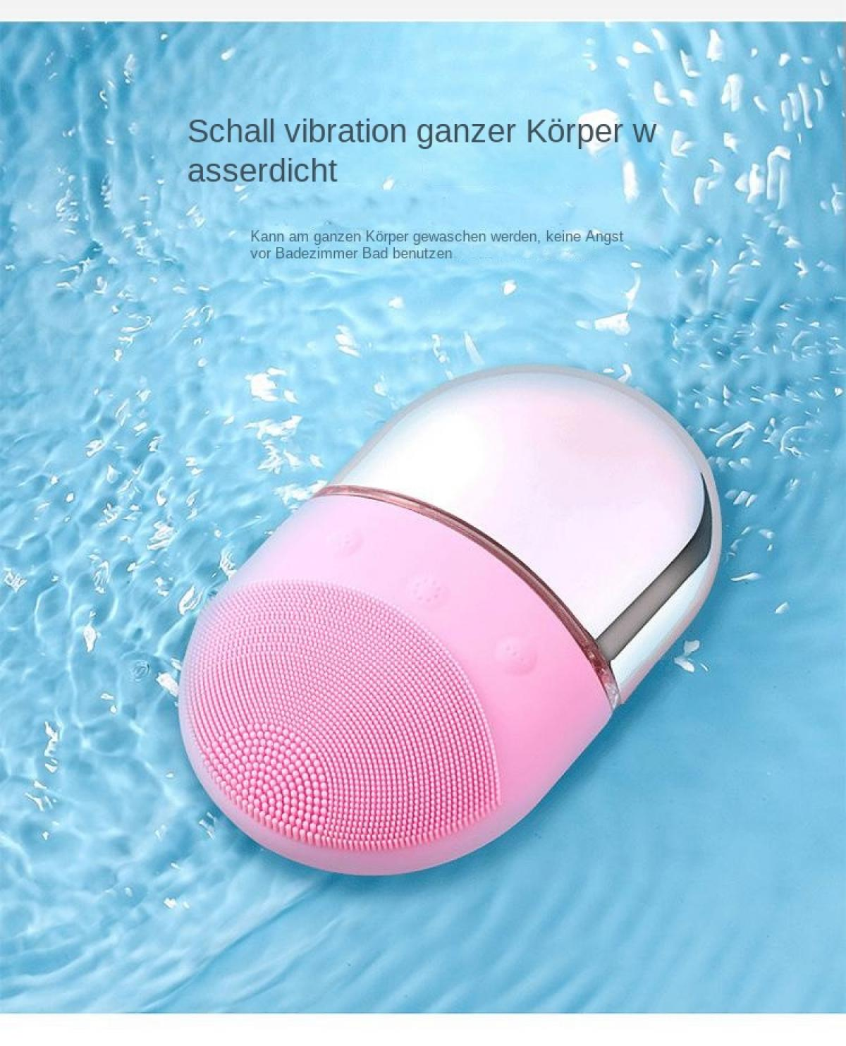 Ein rosa Schall-Gesichtsreiniger liegt auf blauem Wasser.