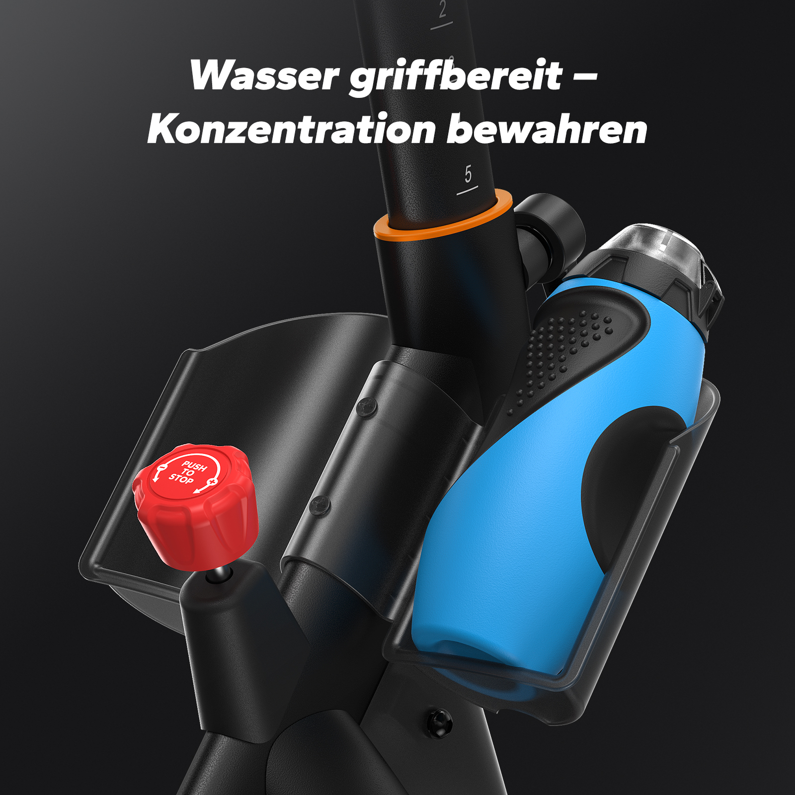 Eine blaue Wasserflasche sitzt neben einem roten Not-Aus-Knopf auf einem schwarzen Trainingsgerät.