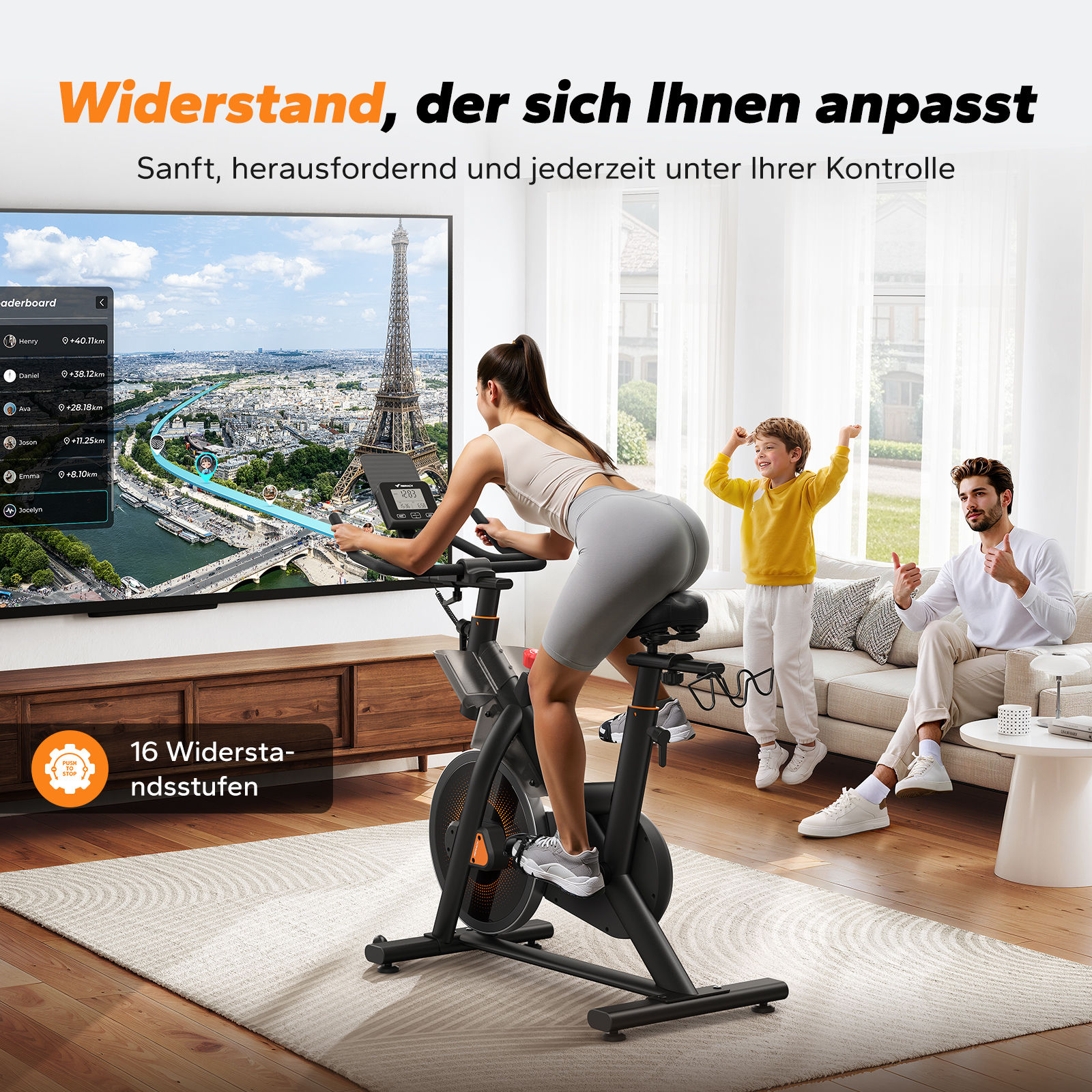 Frau auf Heimtrainer vor Fernseher mit Paris-Ansicht. Junge und Mann schauen zu.
