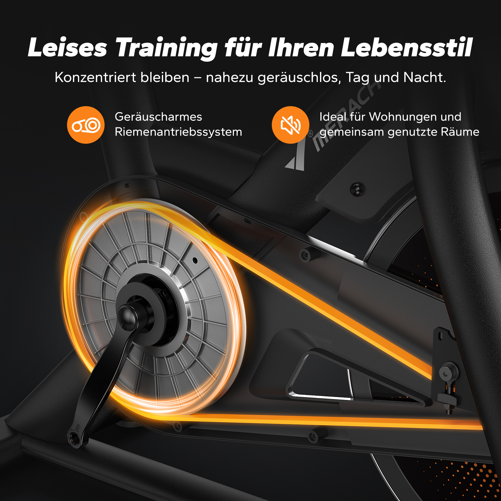 Nahaufnahme des Antriebssystems eines Heimtrainers mit einem orangefarbenen Riemen.