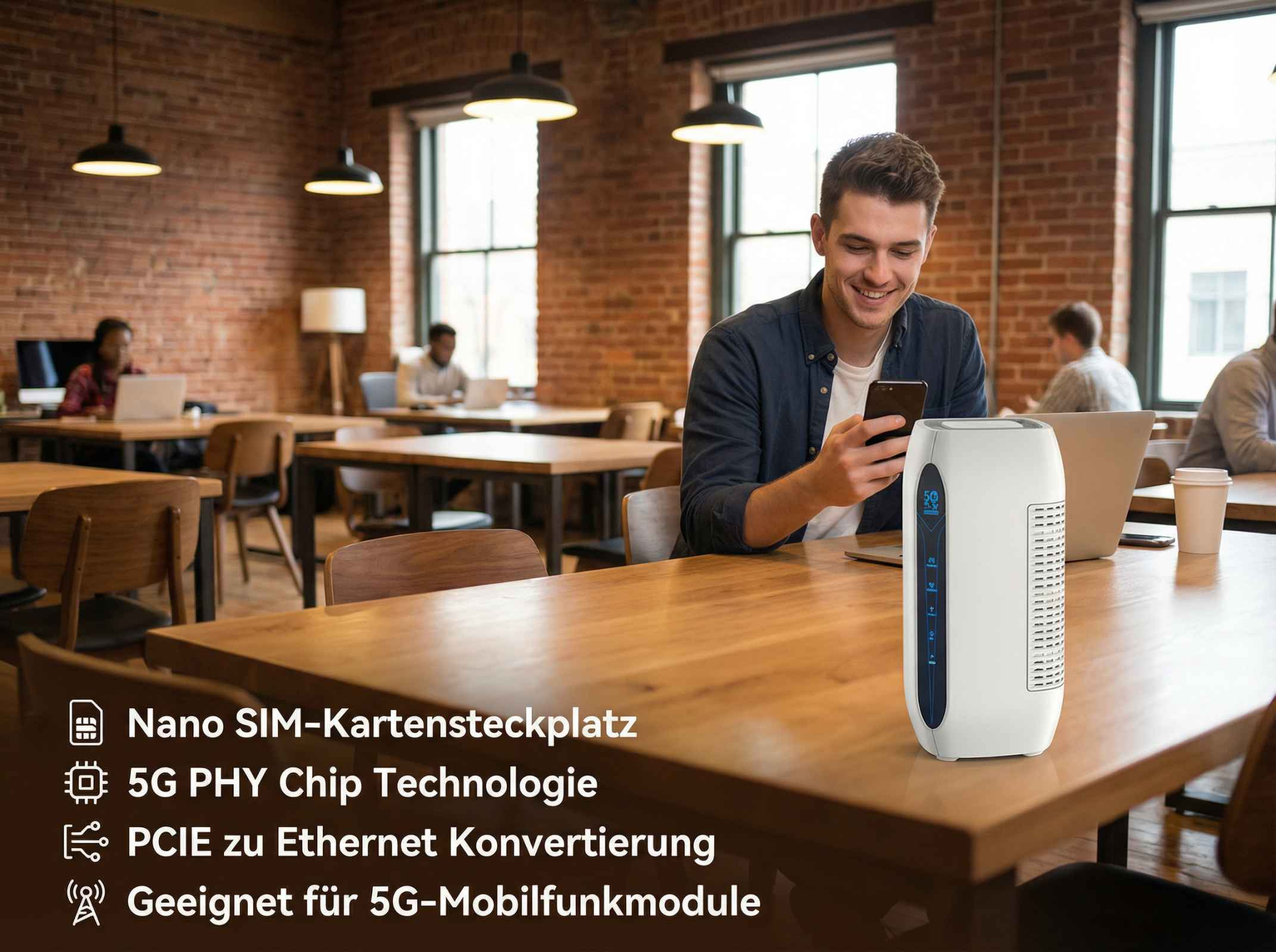 Ein Mann lächelt, während er ein Smartphone benutzt. Ein weißes Gerät steht auf dem Tisch.