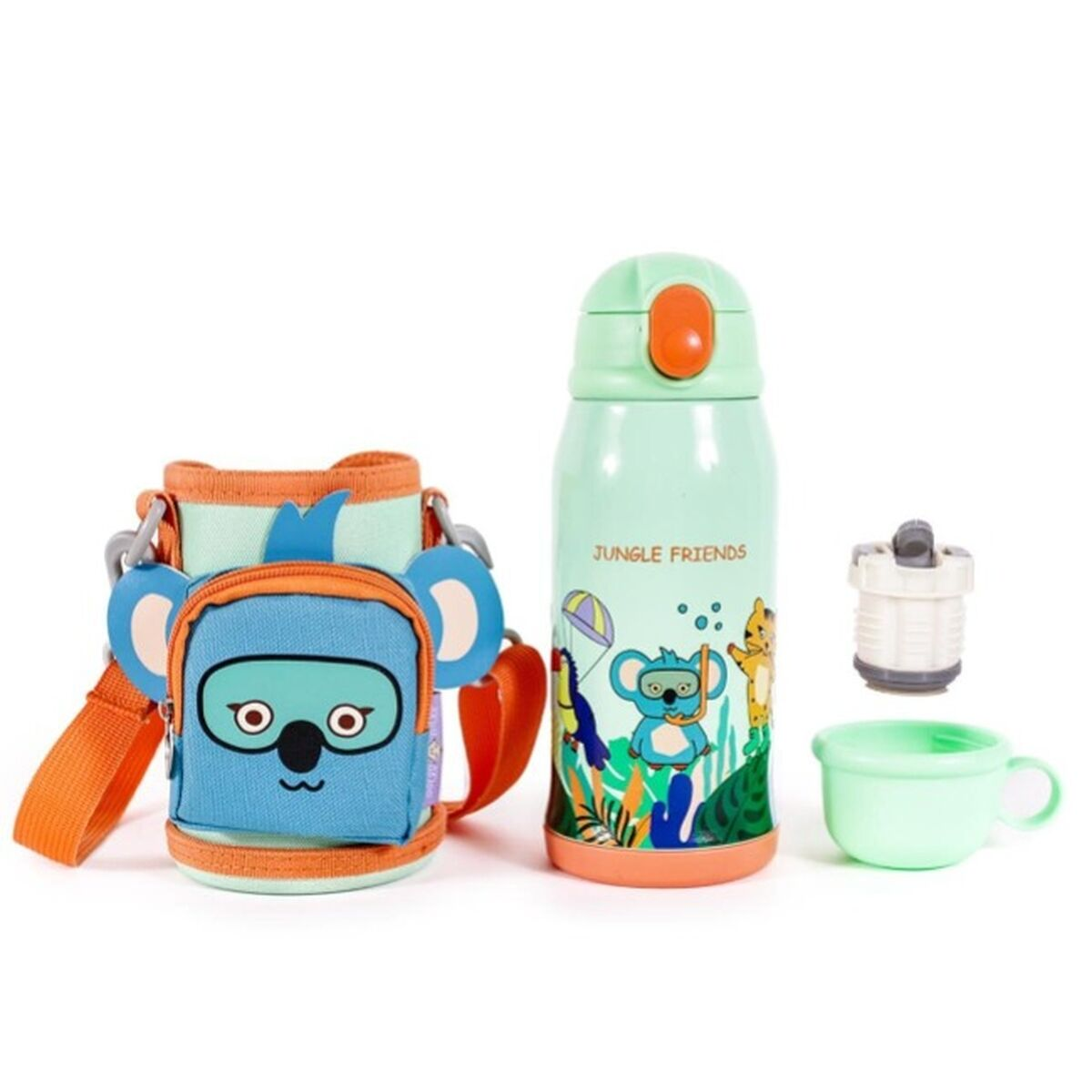 Una botella verde con diseño de koala, bolsa y accesorios sobre fondo blanco.