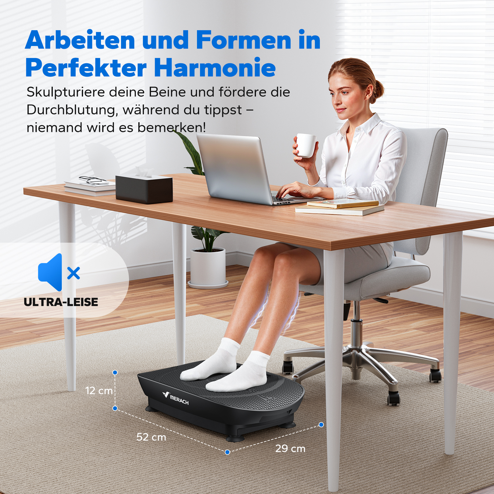 Frau am Schreibtisch mit einem Fußtrainer unter dem Tisch.