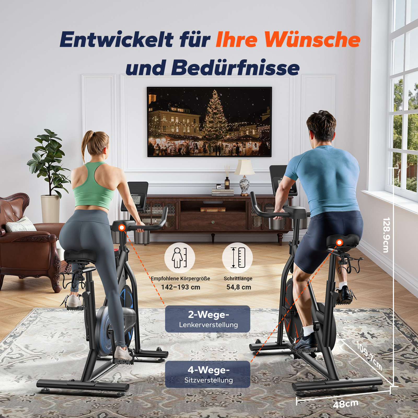 Ein Paar trainiert auf Heimtrainer in einem Wohnzimmer mit Weihnachtsdeko auf dem Fernseher.