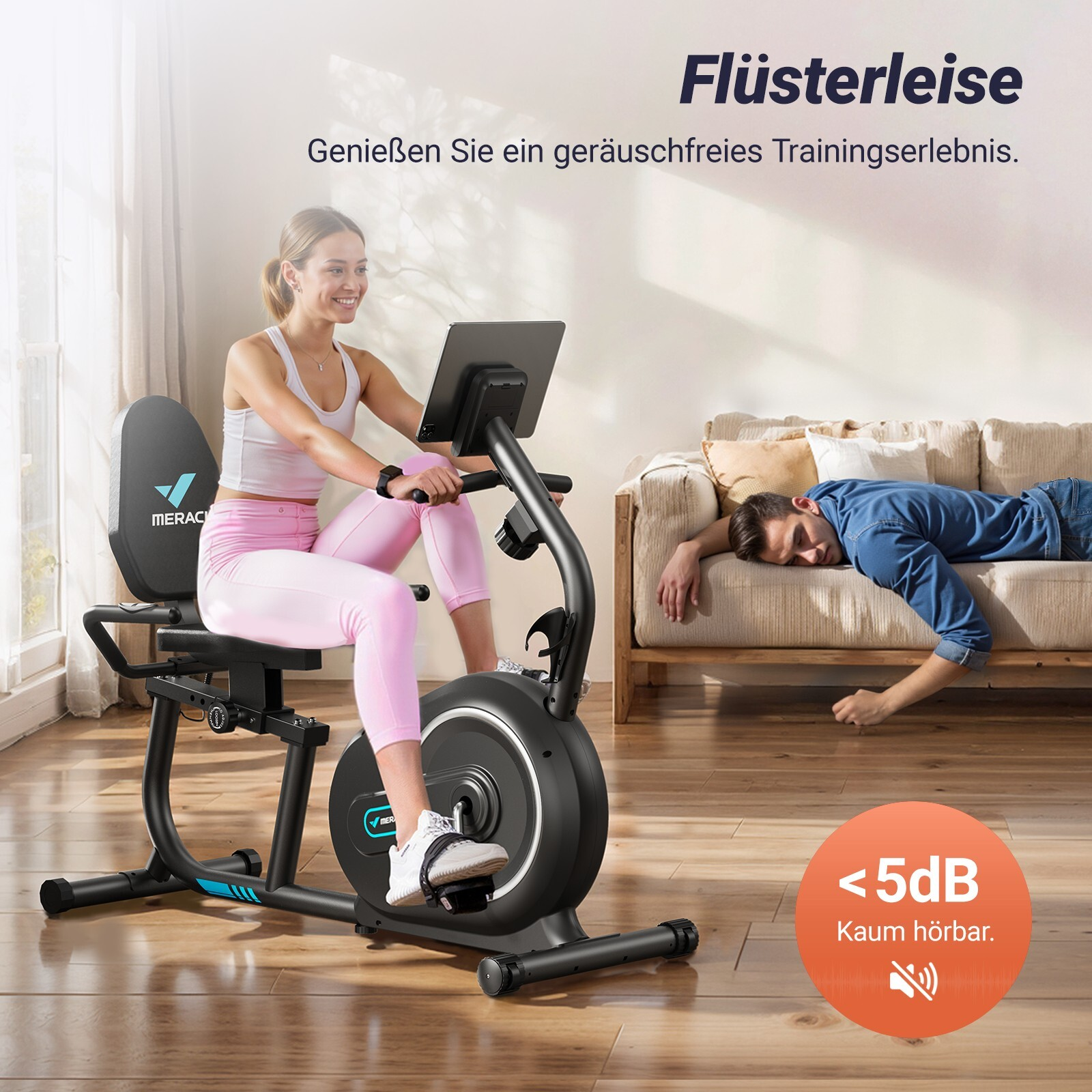 Frau trainiert auf Heimtrainer, Mann schläft auf Sofa. Geräuscharm.