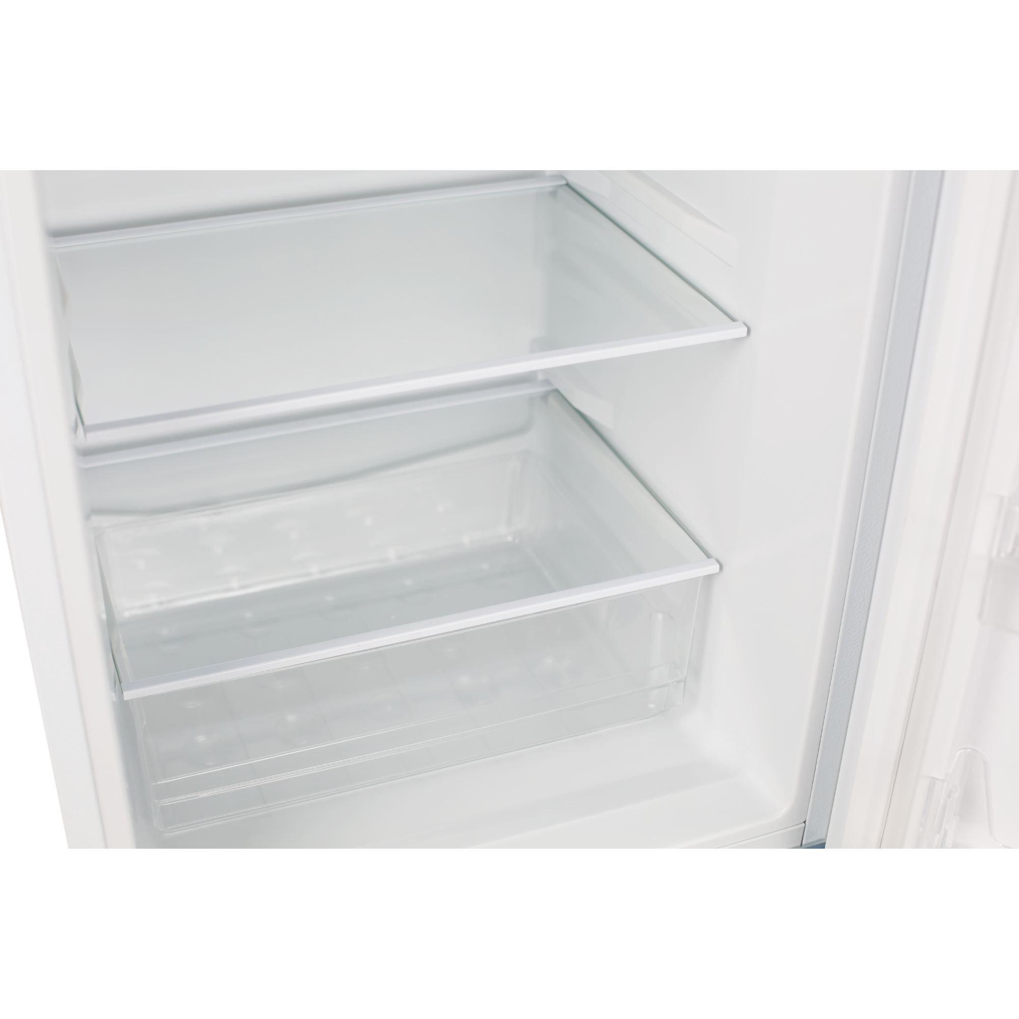 Interior de refrigerador blanco vacío con dos estantes de vidrio y un cajón transparente.