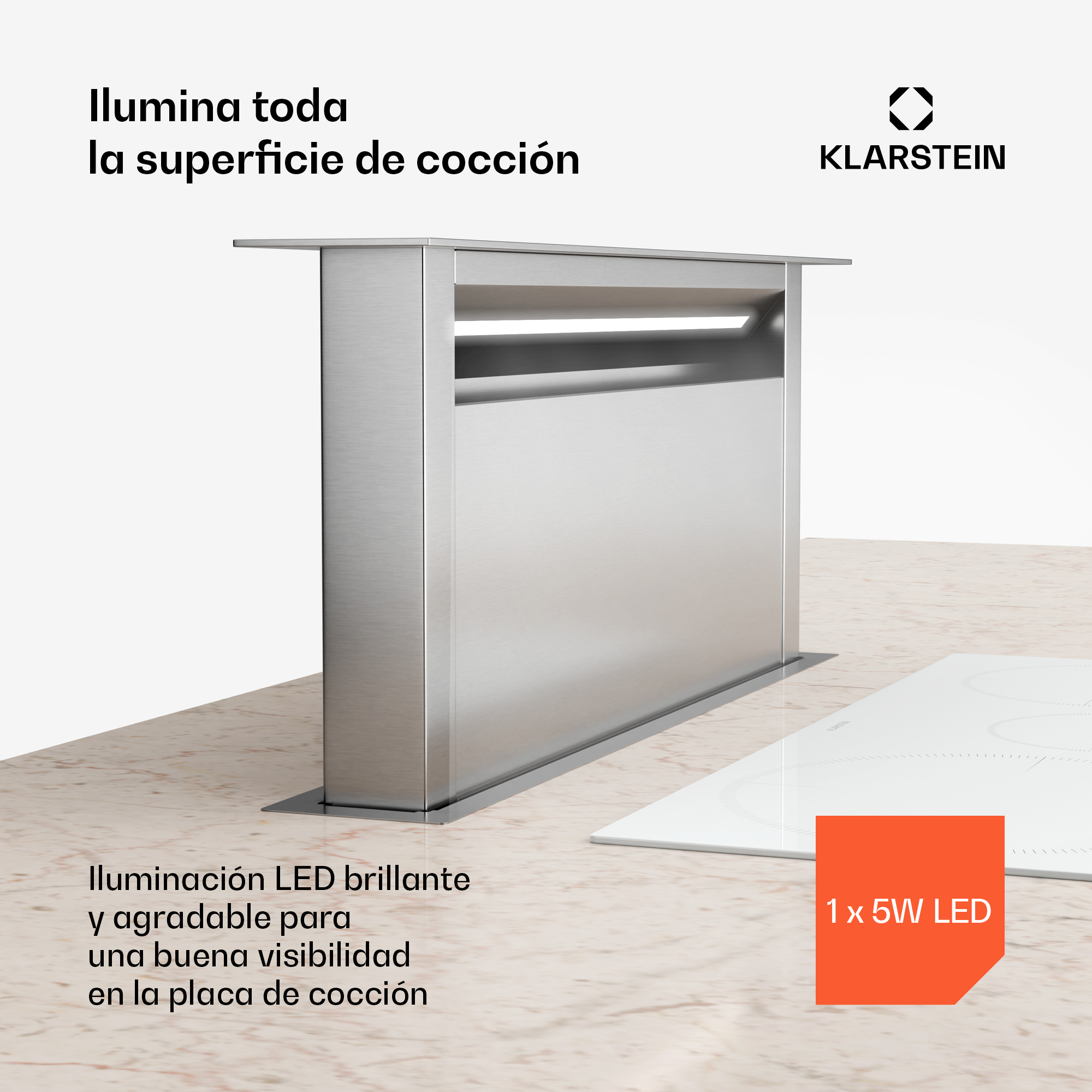 Cappa in acciaio inox sopra un piano cottura bianco con illuminazione LED.